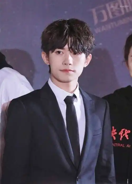 易烊千玺和中戏同学走红毯,一身黑西装眼神坚毅,李兰迪成陪衬_形象