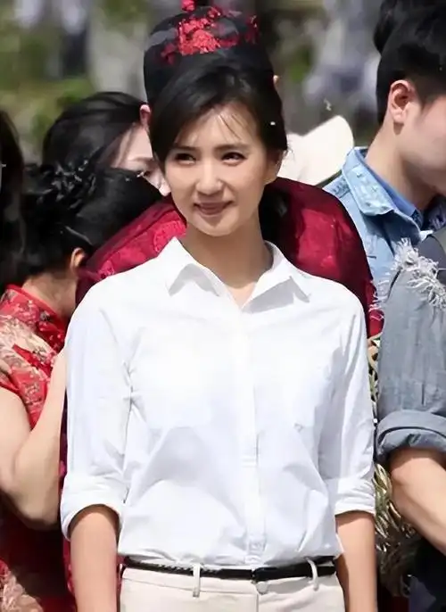 演员陈好巅峰时退圈成百亿富太6年生3胎她如今依旧是万人迷