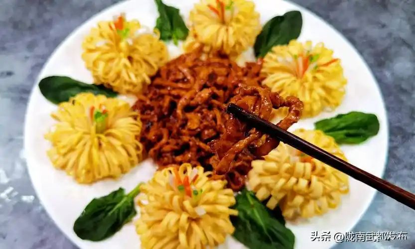 将豆腐皮做的花型,摆在盘子四周,每个花型中间可以摆一个绿色的菜叶.