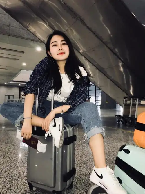 机场行李箱拍照姿势