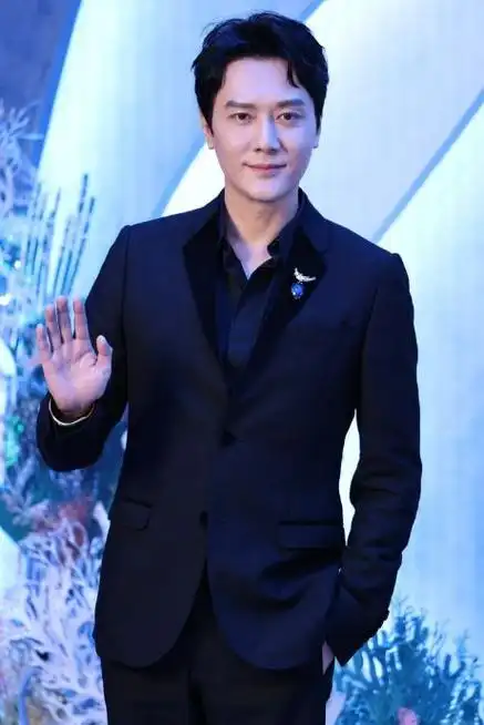 冯绍峰亮相上海,时尚简约搭配展现帅气有型|西装|发型|衬衣|英俊|上海