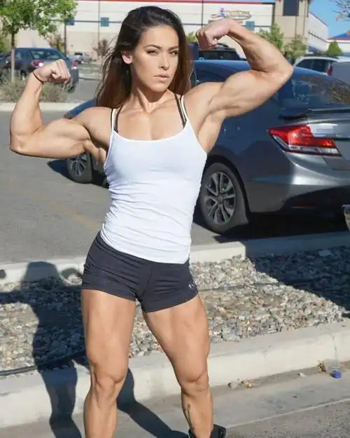 健美女孩曾是建筑工人,受健美运动员的启发,23岁进入健身房