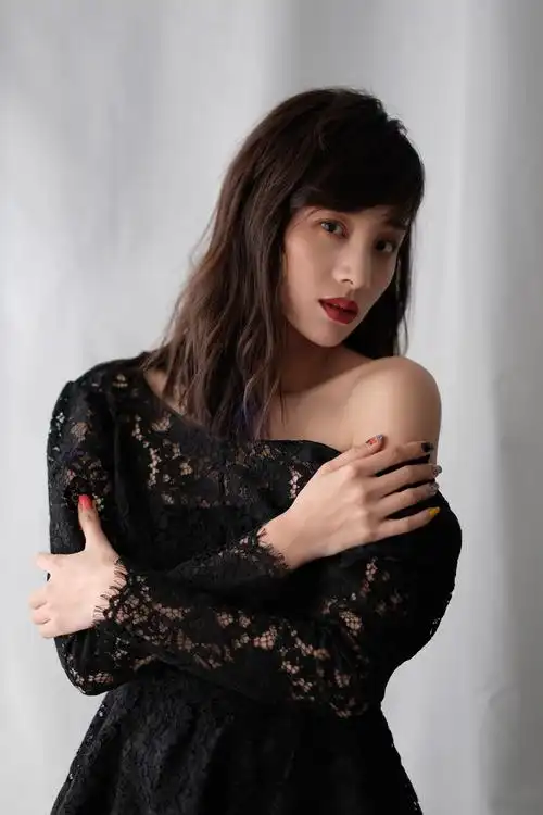 章龄之职场写真第二弹来袭褪去青涩尽显极致魅惑