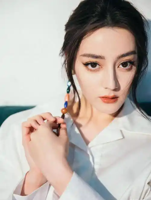 迪丽热巴的美照百看不厌镜头怼脸拍无死角睫毛更是让人羡慕