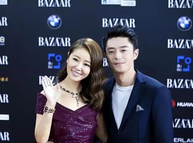 林心如和霍建华出街背爱马仕包包t恤牛仔裤这才是低调的奢华