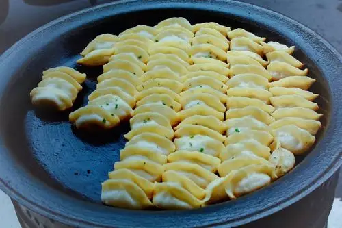 藏在广瑞三村的小店有你忘不了的生煎锅贴