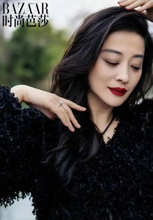 梅婷《时尚芭莎》三月刊 穿抹胸深v白裙身材丰满性感 优雅又知性_挑战