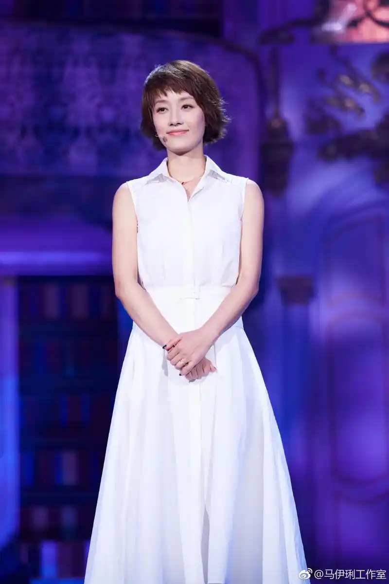 马伊琍身穿白色衬衫裙干练时尚|马伊琍|短发|白色_新浪新闻