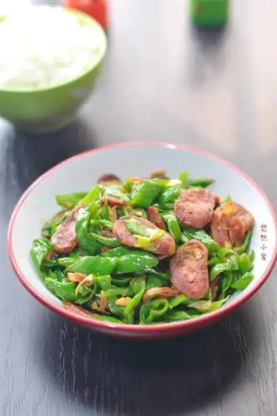 青椒炒腊肠的做法_家常做法_怎么做好吃_热量/卡路里_大厨艺