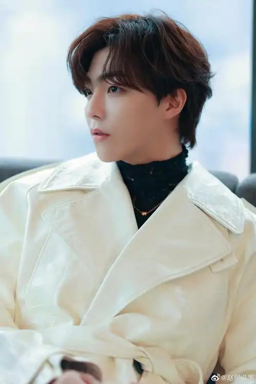 陈立农白色风衣造型大片干净又帅气