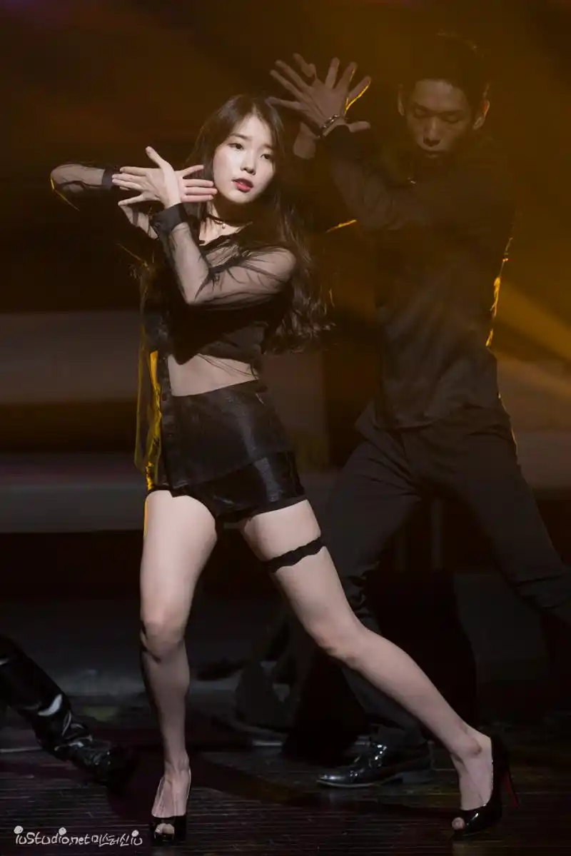 李知恩舞台照,很性感妩媚