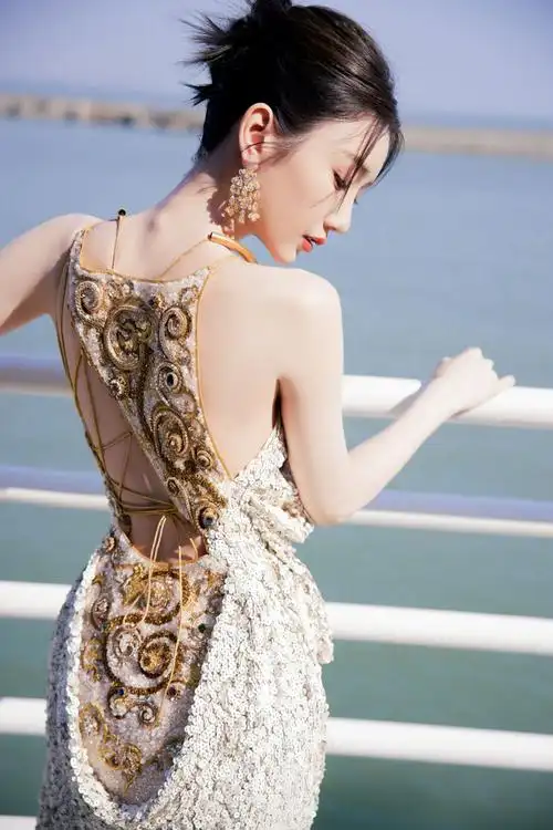 毛晓彤金鸡奖露背礼裙高贵优雅,身材比例超棒.期待金鸡红毯