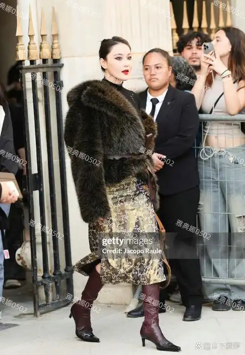 张馨予巴黎时装周生图,造型廉价妆容脏,体态不佳气质也不够高级.