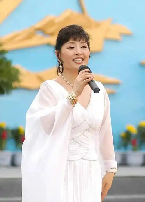 67岁的殷秀梅,时尚犹在穿搭大胆,难怪二婚还能嫁国外豪门_风格_魅力