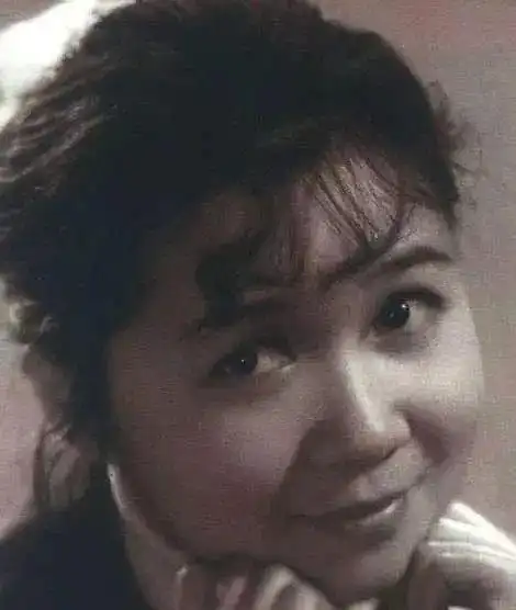 蔡明年轻时大量照片曝光,颜好身材棒,合影阵容很神奇