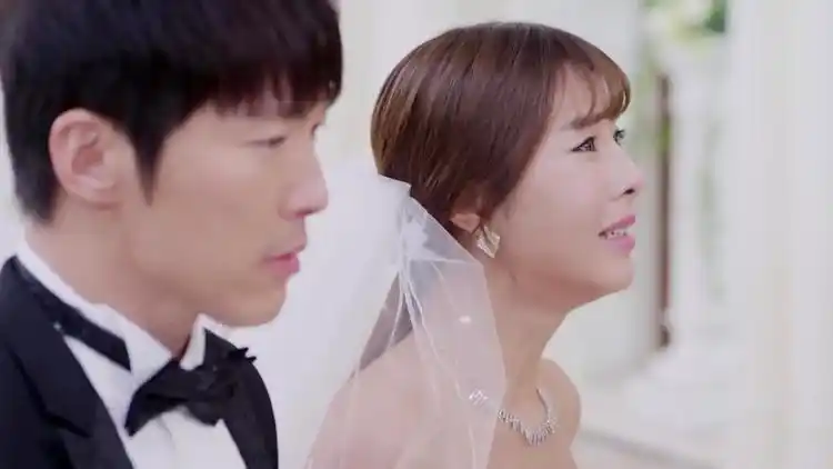 拥抱幸福:白母不到黄河心不死,跟白宇天狡辩,咬定仲聆是白家人