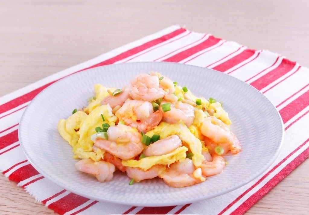 一道快手美食:鸡蛋炒虾仁,鲜嫩又好吃,一次能干掉2碗米饭