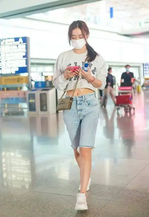 袁姗姗身穿长袖露脐装,下搭牛仔短裤,身材好就该这么穿!