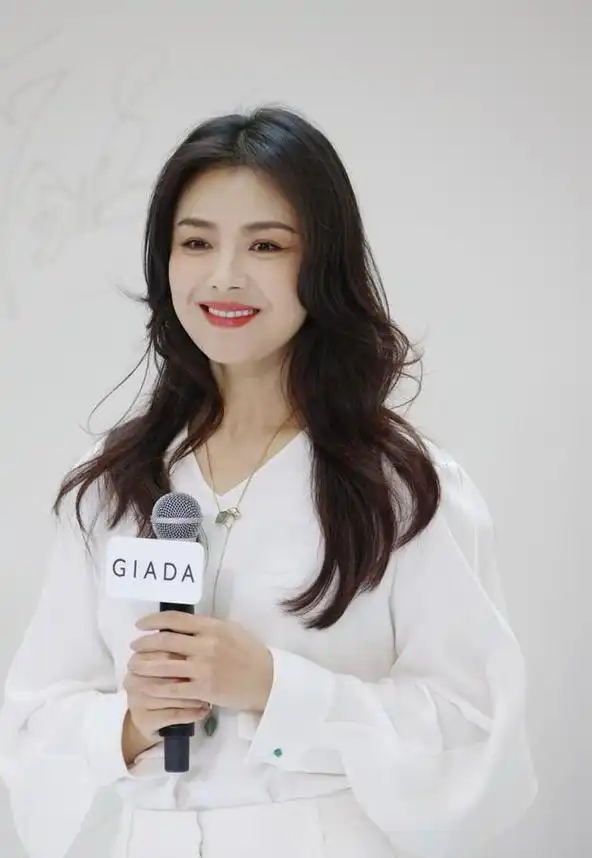 44岁刘涛出席活动,状态显老,自己看图后都惊叹不是本人!