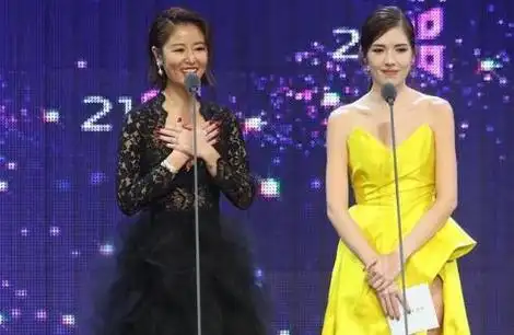 46岁贾静雯晒庆生照,与林心如同框比美,打扮时髦却略显老态_网易订阅