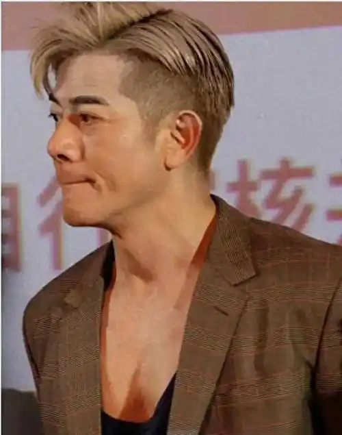 郭富城生图,真的很难想象他都快60岁了,难怪方媛一脸花痴!