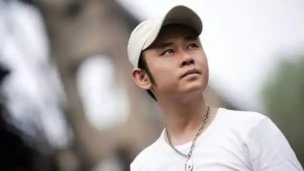 刀郎入驻短视频平台首次现身身材发福变光头网友纷纷点赞关注