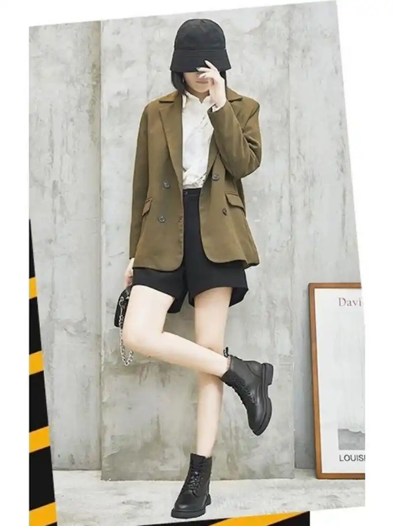 作为四季可穿的时髦单品,马丁靴无疑是备受青睐的.