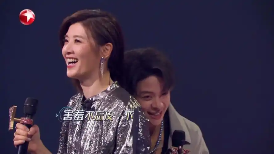 我们的歌:amber是苏慧伦的背部挂件吧?被她俩的互动可爱到了!