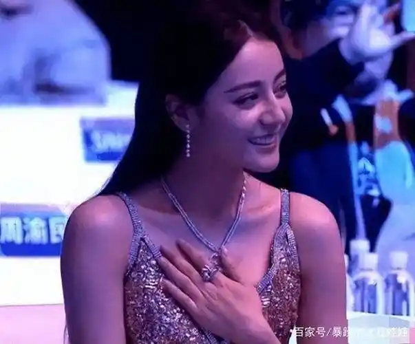 迪丽热巴走哪捂哪是装高冷吗看到日常生活大家就理解了