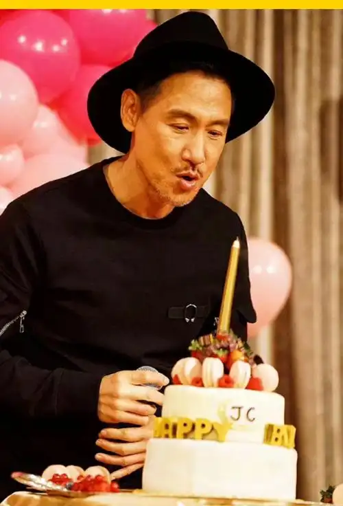 最后希望歌神能一直唱下去,一直陪伴大家!祝张学友60岁生日快乐!