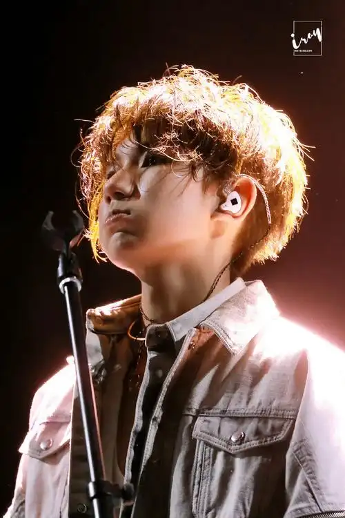 王源超话未成年进行时,一起来嘟嘟嘴    #王源看我们如何相遇vlog