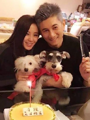 刘诗诗首晒儿子正面照,p学位帽为高考加油,高考冲鸭,必胜!