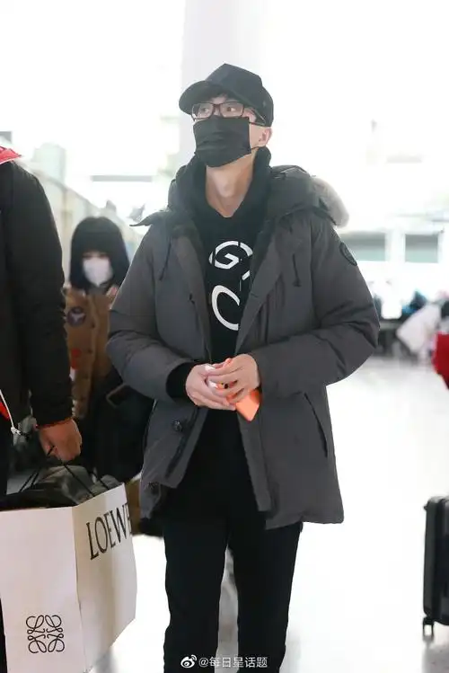 2020年12月19日,北京,许嵩现身机场.