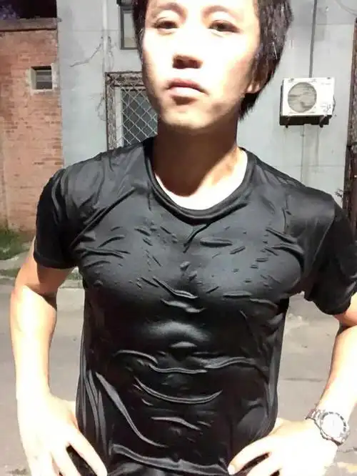 邓超秀腹肌网友却吐槽他是p的