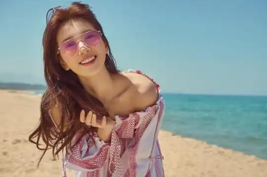 秀智最新夏日清凉度假风画报令人悸动的海边少女