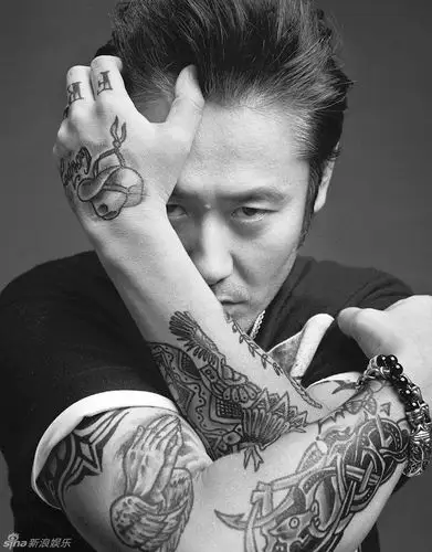 吴秀波大叔变摇滚型男 纹身夸张英伦范儿十足_明星写真_图集_电影网