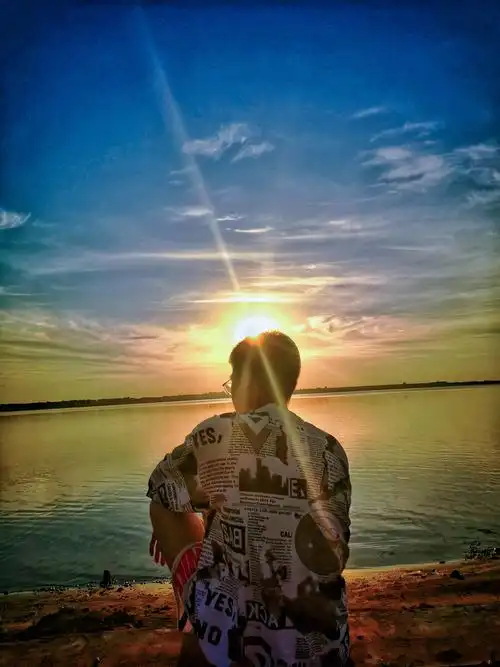 我喜欢在夕阳下与你一起看海 静听浪潮的声音.只是,还缺少一个你