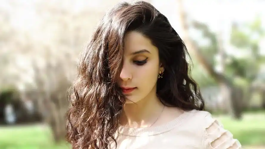 黑发卷发女孩,可爱 桌布 - 2560x1440 qhd