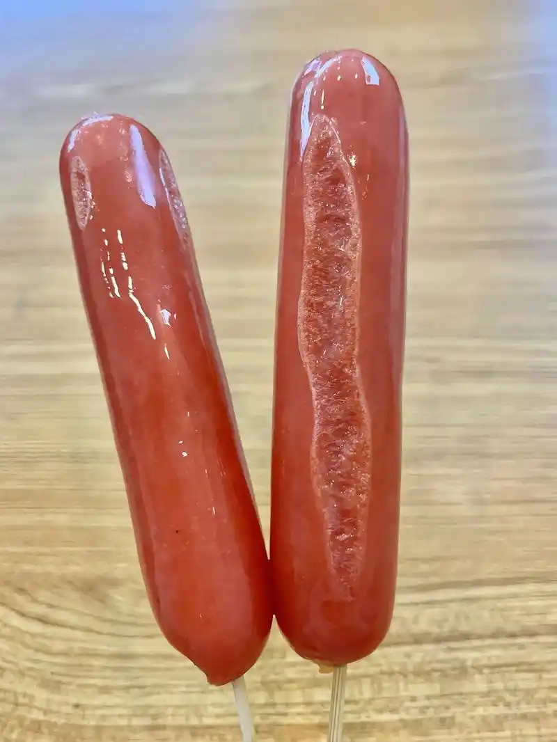 来一根烤肠吧,谁懂这一口的好吃程度.热腾腾的烤 - 抖音