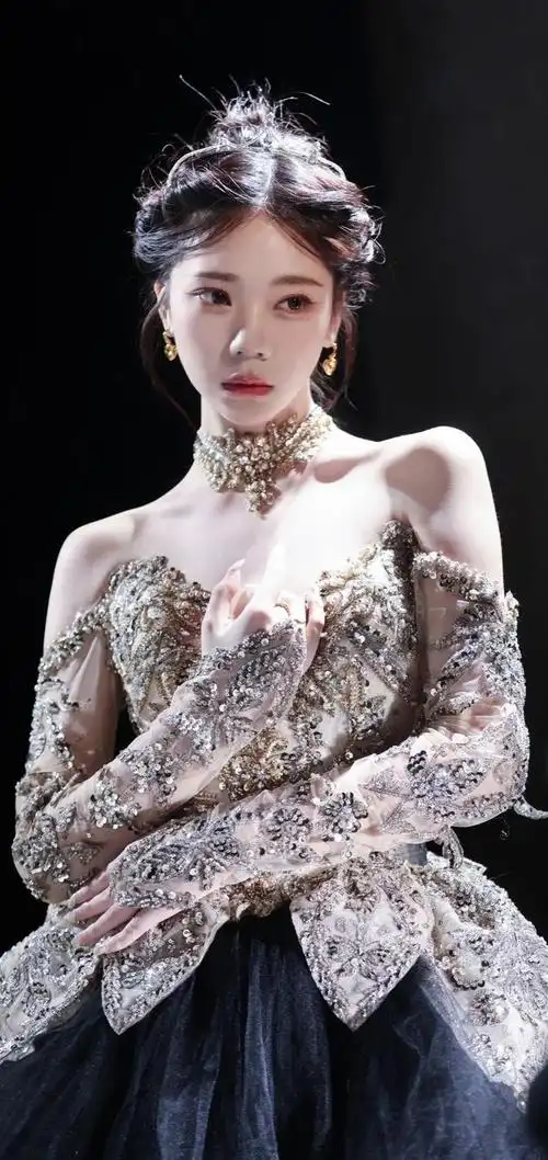 一身华贵礼服的张紫宁