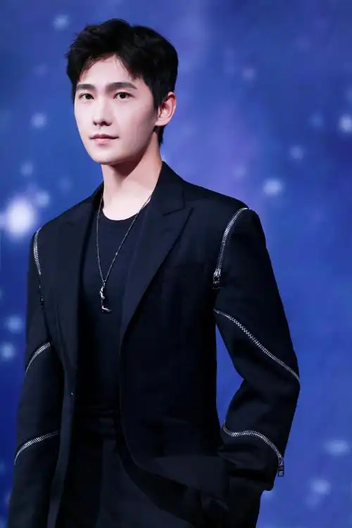 上游时尚杨洋穿拉链西服拍写真帅气有型