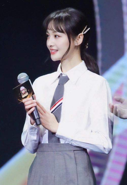 郑爽时隔多年再次尝试学生装,领带塞进褶裙中,比楚雨荨靓多了!