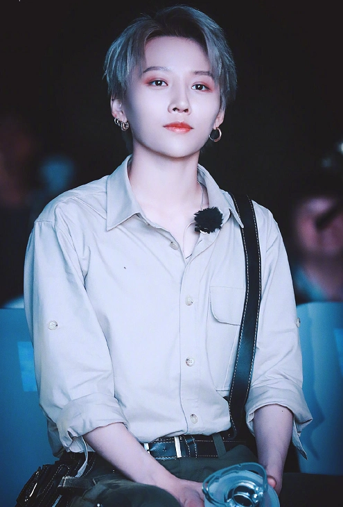 刘雨昕为啥一直男装打扮?看见她早期长发照,网友:女装大佬?