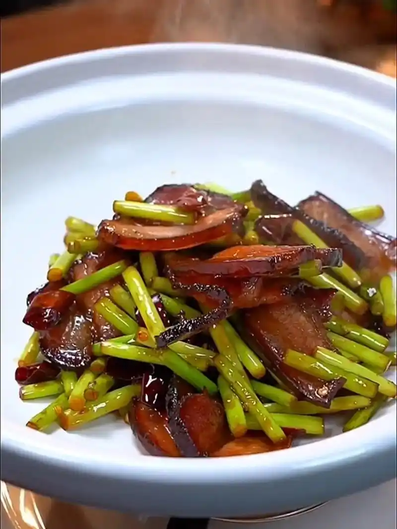 《蒜苔炒腊肉》好吃又下饭的蒜苔腊肉太下饭了,步骤:1,腊肉加 - 抖音