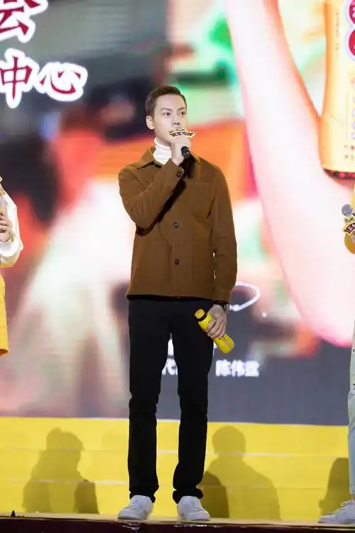 陈伟霆现身品牌活动与粉丝暖心互动 粤语对白超有爱