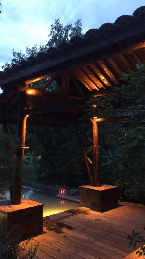 夏天晚上感觉真好,灯光效果不错,安静舒适.