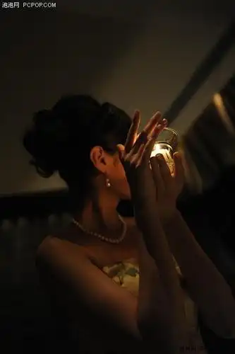 注意模特手中的酒杯