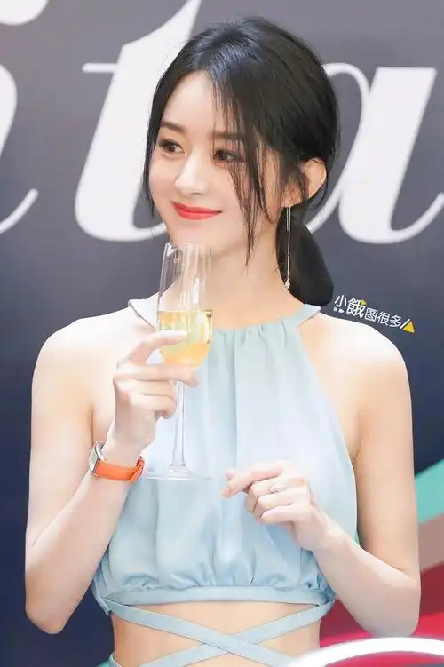 六月,对于赵丽颖来说,不仅是与粉丝见面的好时机,也是她履行代言人