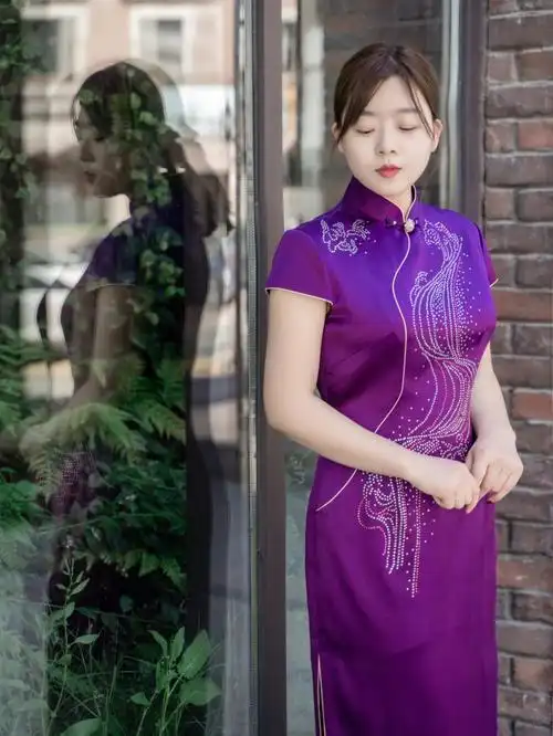 妈妈旗袍优雅的黛紫色温柔藏于身上