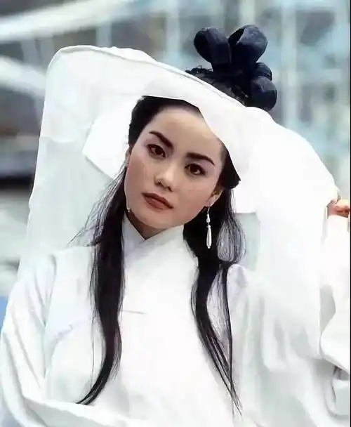 王菲曾在1993年播出的电视剧《千岁情人》中扮演了一位活了千年的女子